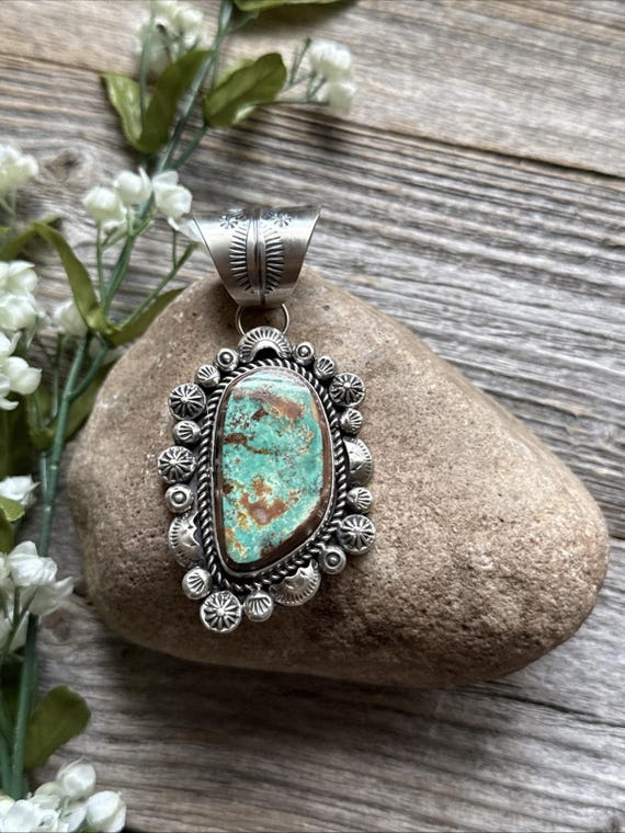 ナバホ族スターリングシルバーのロイストンターコイズペンダント。K