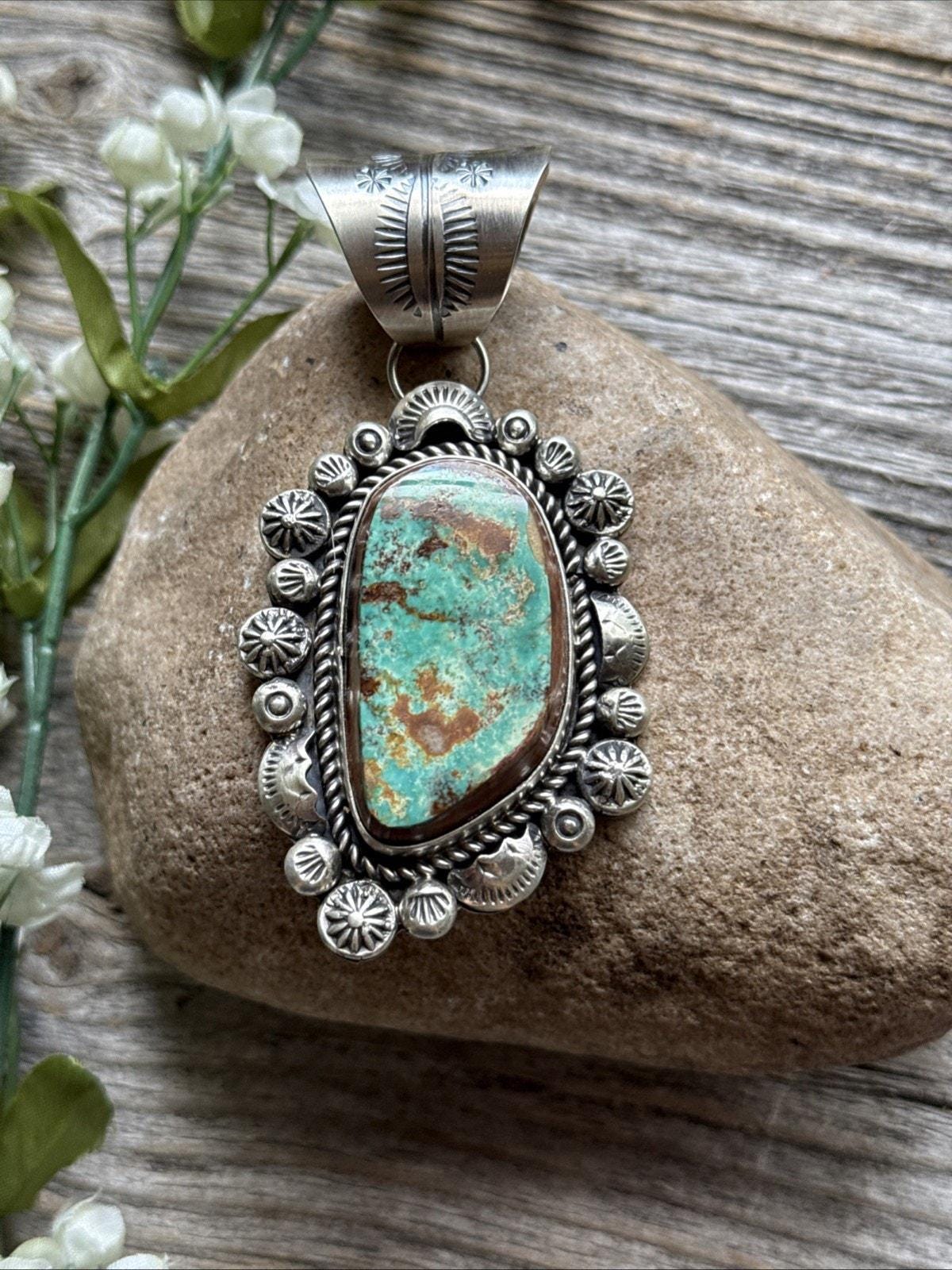 ナバホ族ロイストンターコイズSTERLING シルバー ペンダント ナバホ族スターリングシルバーのロイストンターコイズペンダント。K