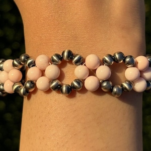 Bloemen sterlingzilveren armband met roze schelpparels. 7 inch