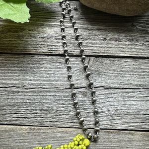 Halsband i sydvästligt 925 sterlingsilver med 6 mm pärlor och rosenkranspärlor. bild 2