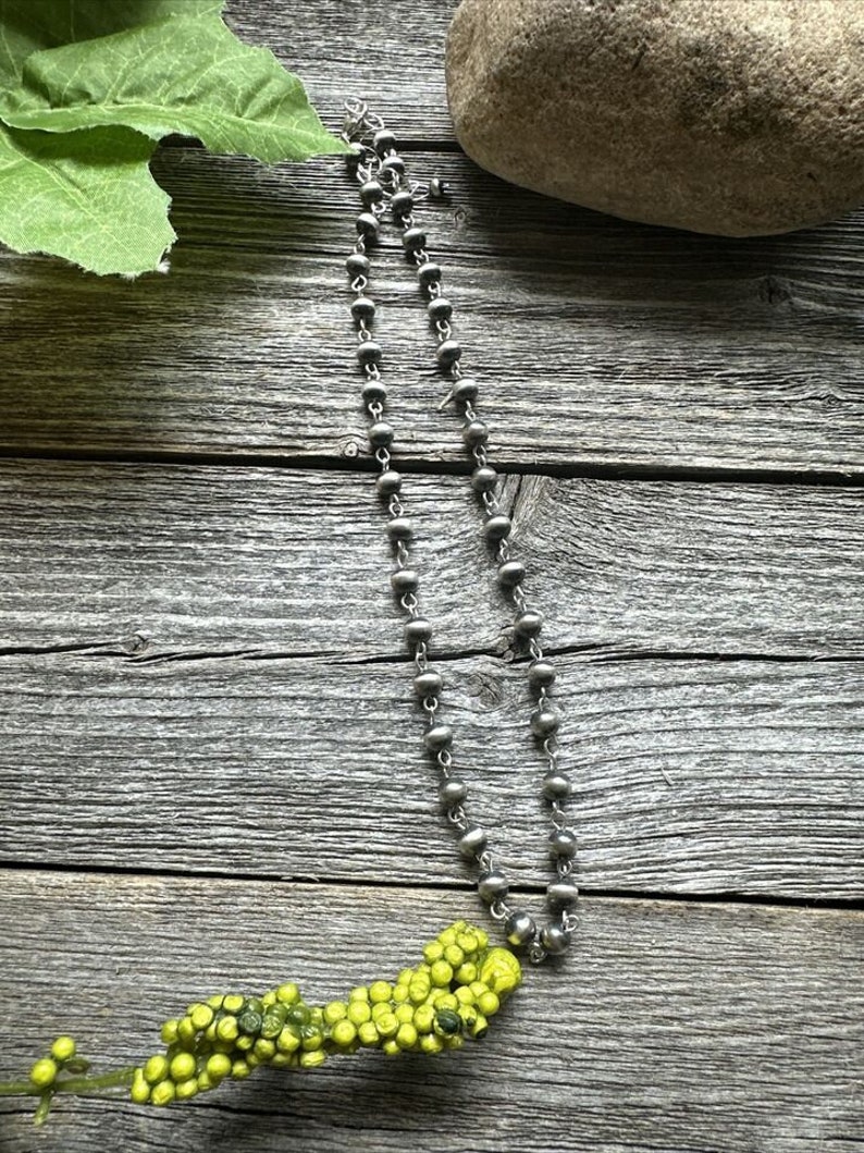 Halsband i sydvästligt 925 sterlingsilver med 6 mm pärlor och rosenkranspärlor. bild 2