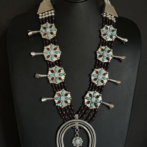Collar de cuentas de flor de calabaza naja con turquesa y granate en plata esterlina de Navajo firmado