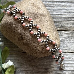 Bloemen sterlingzilveren armband met roze schelpparels. 6,5 inch