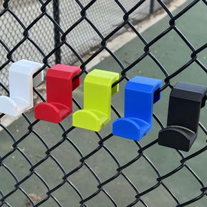 Gancho para bolsa de malla metálica. Ideal para pickleball, tenis, fútbol, béisbol, atletismo, baloncesto y deportes de equipo al aire libre.