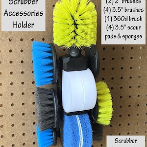 Könnte beinhalten: Ein 11-teiliger Halter für Scheuerzubehör mit verschiedenen Bürsten und Pads. Der Halter bietet Platz für (2) 5 cm Bürsten, (4) 8,9 cm Bürsten, (1) 360d Bürste und (4) 8,9 cm Scheuerschwämme & Schwämme. Text: "Scheuerzubehör NICHT enthalten".