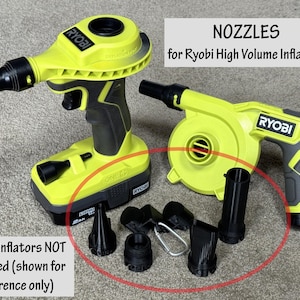 Peut inclure: Ensemble de buses noires pour gonfleurs Ryobi à haut volume. L'image présente deux gonfleurs Ryobi jaunes et noirs, avec les buses au premier plan. Le texte sur l'image indique "NOZZLES for Ryobi High Volume Inflators."