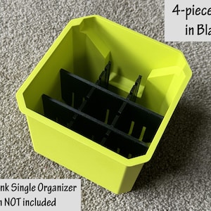 Może przedstawiać: 4-częściowy czarny organizer siatkowy do pojemnika Ryobi Link Single Organizer. Siatka wykonana jest z czarnego plastiku i pasuje do pojemnika, aby pomóc w organizacji narzędzi i akcesoriów.  Ryobi Link Single Organizer Bin NIE jest dołączony.