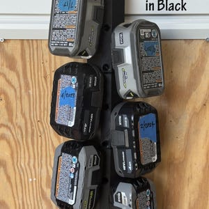 Pode incluir: Torre preta para 6 baterias Ryobi 18v. Projetada para sistemas Gladiator Gearwall ou Geartrack. A imagem mostra seis baterias na torre. Baterias não incluídas.