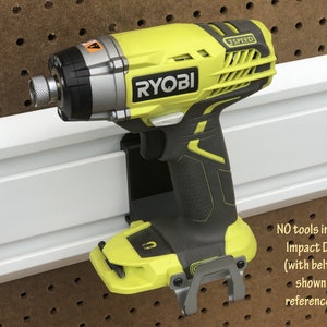 Suporte para ferramentas Ryobi 18V One+ de 90 graus para Gladiator GearWall ou GearTrack, ideal para organização e armazenamento de ferramentas em garagens ou oficinas.