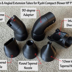 Op de afbeelding: Zwarte plastic sproeiers en haakse verlengbuizen voor een Ryobi Compact Bladblazer. Inclusief een 45-graden adapter, een 90-graden adapter, een inlaatomleider, een platte taps toelopende sproeier, een ronde taps toelopende sproeier en een 10 mm zeer taps toelopende sproeier.