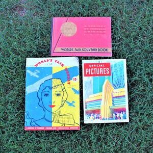 Könnte beinhalten: Drei Vintage-Taschenbücher über die Weltausstellung 1934 in Chicago. Die Bücher tragen die Titel "World's Fair 1934", "A Century of Progress" und "Official Pictures".