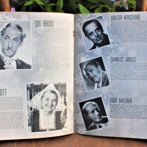 Op de afbeelding: Een vintage, zwart-wit, open boek met een sneeuwvlokkenontwerp. Het boek bevat foto's en biografieën van acteurs, waaronder Sig Arno, Walter Kingsford, Charles Judels en Egon Brecher.