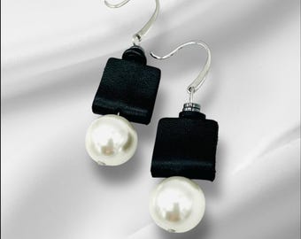 boucles d’oreilles avec cuir et nacré de perles.