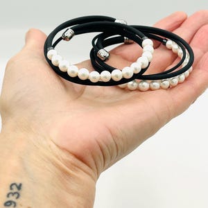 Adjustable women's bracelet with mother-of-pearl