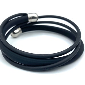 Adjustable unisex bracelet, in leather and black rubber