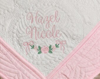 Edredón vintage con monograma floral bordado floral: lazo elegante, manta de bebé personalizada y ducha de bienvenida.