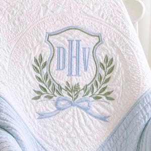 Couette personnalisée pour bébé : monogramme écusson élégant vintage brodé, couverture héritage, baby shower, cadeau saupoudrer