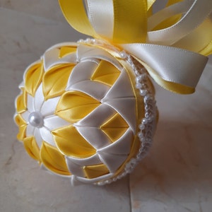 Gesteppte Ornamentkugel.