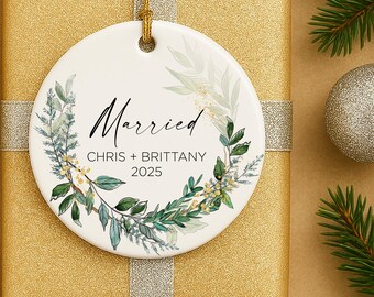 Adorno personalizado para el primer matrimonio en Navidad, corona de eucalipto verde para colgar en el árbol para los nuevos esposos, recuerdo navideño.