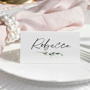 Marque-places imprimés pour mariage, marque-places pliés pour les invités de la réception, marque-places en eucalyptus avec noms, pour les jeunes mariés, décoration de table