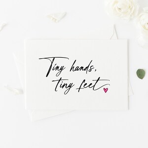 Biglietto di annuncio di gravidanza personalizzato Tiny Hands Tiny Feet per familiari e amici, nonni personalizzati, bambino in arrivo personalizzato