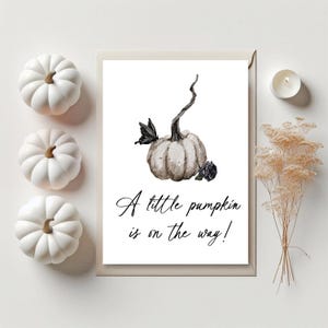 Biglietto di annuncio di gravidanza per Halloween, personalizzato "Una piccola zucca è in arrivo", bambino in arrivo personalizzato per i futuri nonni, spettrale