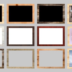 Può includere: Dodici cornici per foto diverse con varie finiture in legno e stili. Le cornici sono vuote tranne una con una foto di un bambino che dorme in un nido, una con una foto di un cane e una con una foto di un'onda.