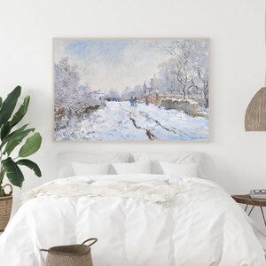 Pu&ograve; includere: Un dipinto che rappresenta una scena di strada innevata con persone che camminano in lontananza. Gli alberi sono spogli e coperti di neve. Il cielo &egrave; di un azzurro chiaro con alcune nuvole. Il dipinto &egrave; incorniciato in una cornice di legno chiaro.
