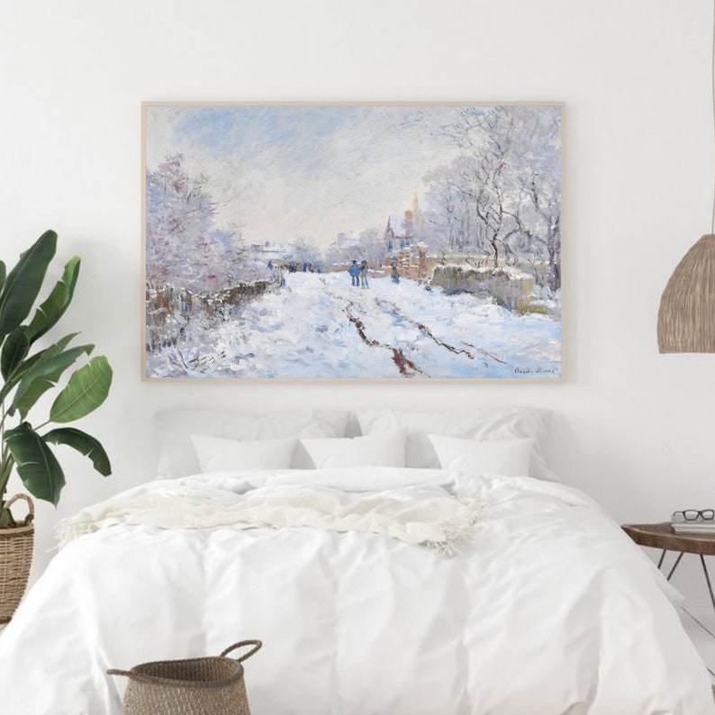 Pu&ograve; includere: Un dipinto che rappresenta una scena di strada innevata con persone che camminano in lontananza. Gli alberi sono spogli e coperti di neve. Il cielo &egrave; di un azzurro chiaro con alcune nuvole. Il dipinto &egrave; incorniciato in una cornice di legno chiaro.