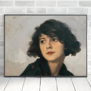 Op de afbeelding: Een schilderij van een vrouw met kort, donker haar. Ze draagt een donkergroene jurk met een bloemenpatroon. De achtergrond is lichtgrijs.