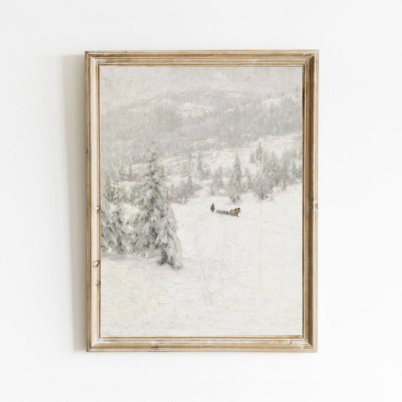 Peut inclure: Une peinture encadr&eacute;e d'un paysage hivernal enneig&eacute; avec une carriole tir&eacute;e par un cheval au loin. La peinture est dans un cadre en bois clair et a un fond blanc.