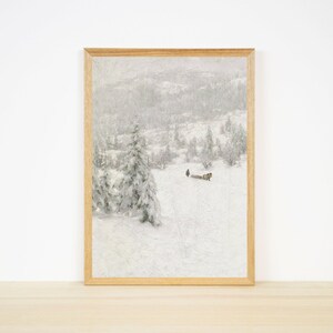 Peut inclure: Une peinture encadr&eacute;e repr&eacute;sentant un paysage d'hiver enneig&eacute; avec une carriole tir&eacute;e par un cheval au loin. La peinture est dans un cadre en bois clair et a un fond blanc.