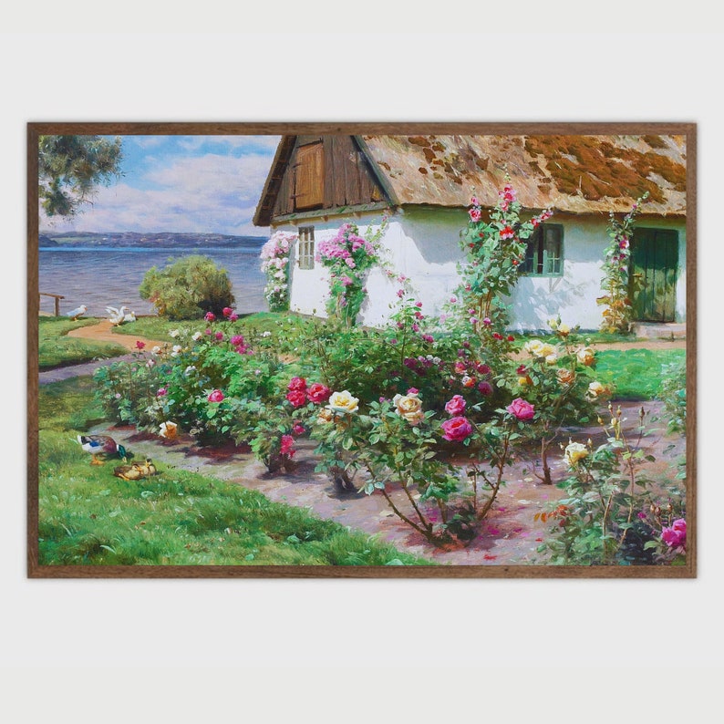 Puede incluir: Una casita blanca con techo de paja se encuentra en una colina cubierta de hierba con vistas a un lago. La casita est&aacute; rodeada de un jard&iacute;n con rosas rosas, rojas y blancas en flor. Hay patos nadando en el lago.