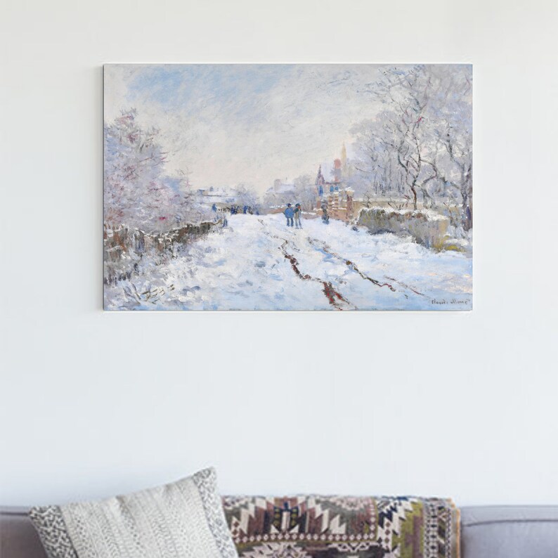 Pu&ograve; includere: Un dipinto di una scena di strada innevata con persone che camminano in lontananza. Il cielo &egrave; di un azzurro pallido e la neve &egrave; bianca. Gli alberi sono spogli e coperti di neve. Il dipinto &egrave; di Claude Monet.