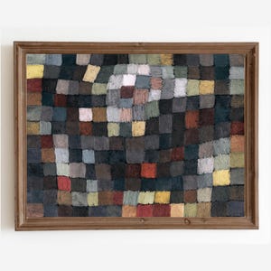 Könnte beinhalten: Abstrakter Kunstdruck in einem Holzrahmen. Das Kunstwerk zeigt ein Mosaik aus farbigen Quadraten in Grau-, Blau-, Grün-, Gelb- und Rottönen. Die Komposition hat ein strukturiertes Aussehen mit einer Vielzahl von Farben und Formen.