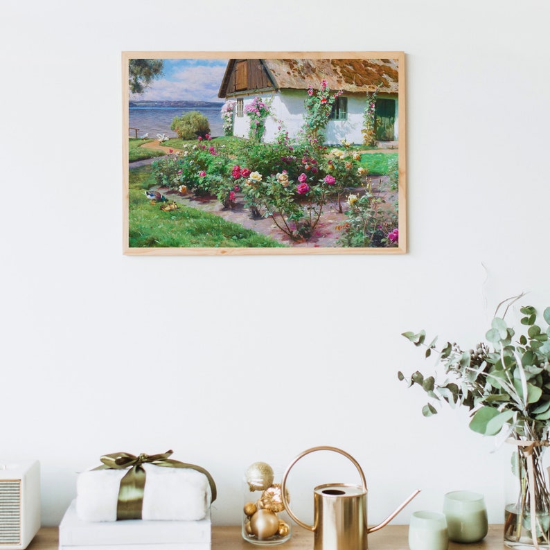 Puede incluir: Una pintura enmarcada de una caba&ntilde;a blanca con techo de paja, rodeada de un jard&iacute;n de rosas rosas y blancas. La caba&ntilde;a tiene una puerta y ventanas verdes, y hay un peque&ntilde;o estanque en el fondo.