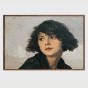 Op de afbeelding: Een schilderij van een vrouw met kort, donker haar. Ze draagt een donkergroene jurk en kijkt naar de zijkant. De achtergrond is lichtgrijs.
