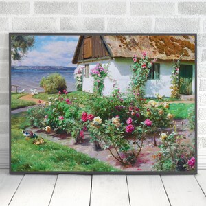 Puede incluir: Una caba&ntilde;a blanca con techo de paja se encuentra en una colina cubierta de hierba con vistas a un lago. La caba&ntilde;a est&aacute; rodeada de un exuberante jard&iacute;n con rosas rosas, blancas y amarillas. Dos patos nadan en el lago.