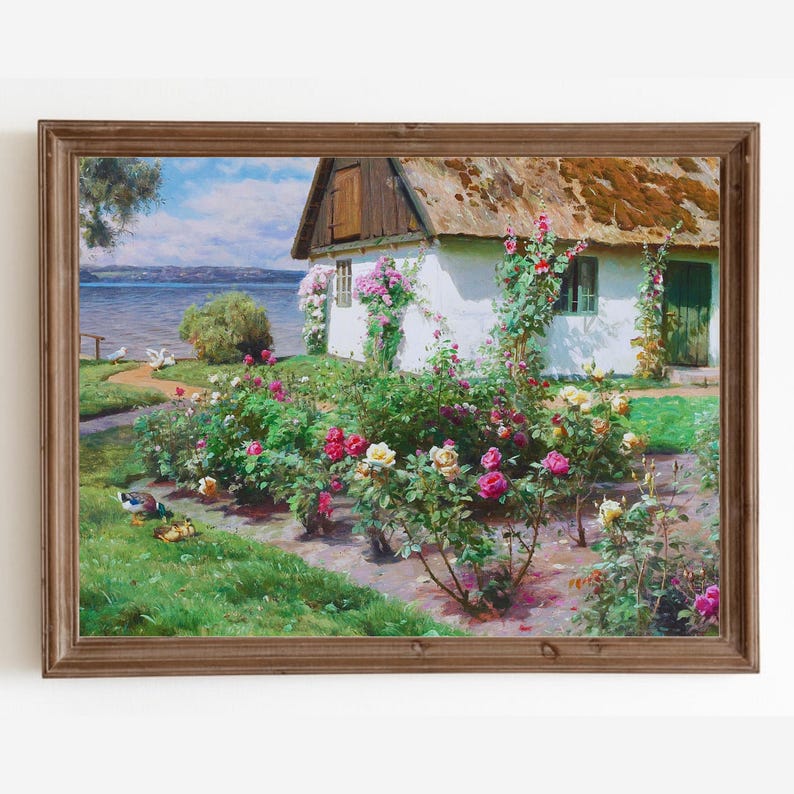Puede incluir: Una pintura de una caba&ntilde;a blanca con techo de paja, rodeada de un jard&iacute;n de rosas rosas, rojas y amarillas. La caba&ntilde;a est&aacute; situada en una colina cubierta de hierba con vistas a una masa de agua.