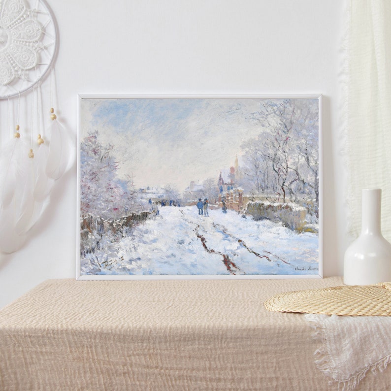 Pu&ograve; includere: Un dipinto incorniciato che rappresenta una scena invernale innevata con una strada fiancheggiata da alberi e alcune persone che camminano in lontananza. Il cielo &egrave; di un azzurro pallido e la neve &egrave; bianca. Il dipinto &egrave; in una cornice bianca.