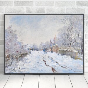 Pu&ograve; includere: Un dipinto che rappresenta una scena di strada innevata con persone che camminano in lontananza. Il cielo &egrave; di un azzurro pallido e gli alberi sono coperti di neve. Il dipinto &egrave; incorniciato in una cornice nera.