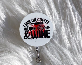 Corro en True Crime y Wine Badge Reel o Pin