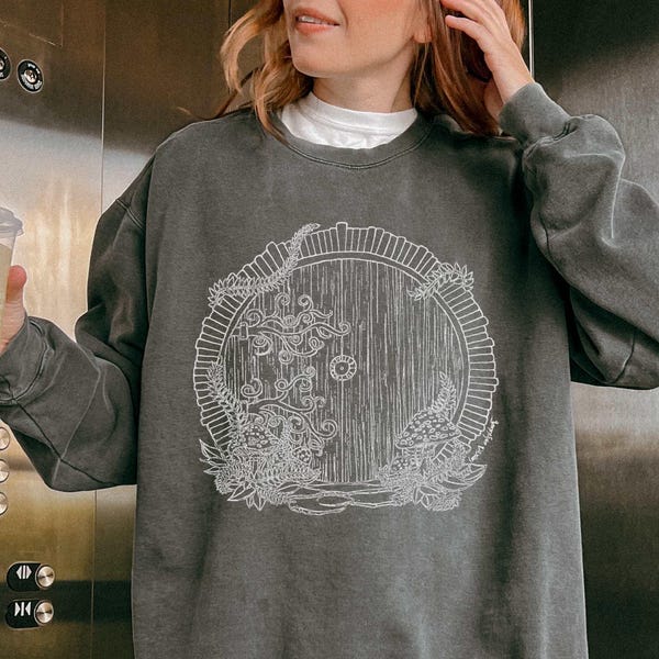 Moletom Shire tingido em peça, camiseta Round Door Bookish Fantasy Fellowship, camiseta élfica, hobbit, Tolkien, presente NERDY para fãs de leitura.