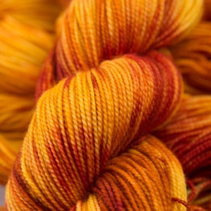 Campfire - Hilo de peso para dedos de calcetín de lujo - rojo, naranja y dorado, Superwash Merino teñido a mano y mezcla de nailon