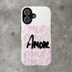 Op de afbeelding: Witte telefoonhoes met het woord "Amore" in zwart script, over een herhalend patroon van het woord "Amore" in roze penseelstreken. De hoes heeft een camera-uitsparing.