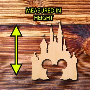 K&ouml;nnte beinhalten: Holzschnitt eines Schlosses mit Mickey-Maus-Ohren, gemessen in der H&ouml;he. Das Schloss ist hellbraun und der Hintergrund ist ein Holzmaserungsmuster.