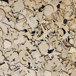 K&ouml;nnte beinhalten: Eine gro&szlig;e Sammlung unfertiger Holzformen, perfekt f&uuml;r Bastel- und DIY-Projekte. Die Formen sind in verschiedenen Gr&ouml;&szlig;en und umfassen Sterne, Herzen, Kreise und mehr.