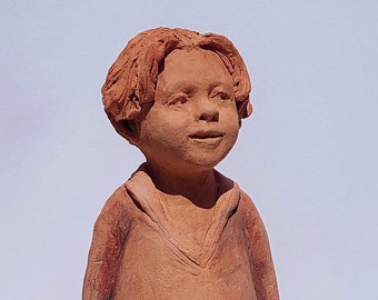 Gabriel. Escultura de terracota firmada, con pátina antigua. Pieza única acompañada de certificado de origen.