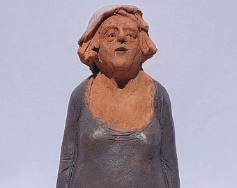 Jeannette Escultura de terracota firmada, con pátina acrílica gris. Pieza única acompañada de certificado de origen.