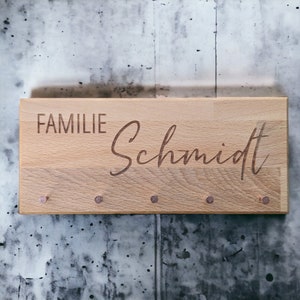 Schlüsselbrett Buche mit Kartenhalter - Motiv "Familie mit individuellem Namen"